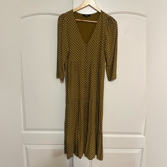Madewell v neck tiered button front midi dress in daisies forever - Picture 7 of 10